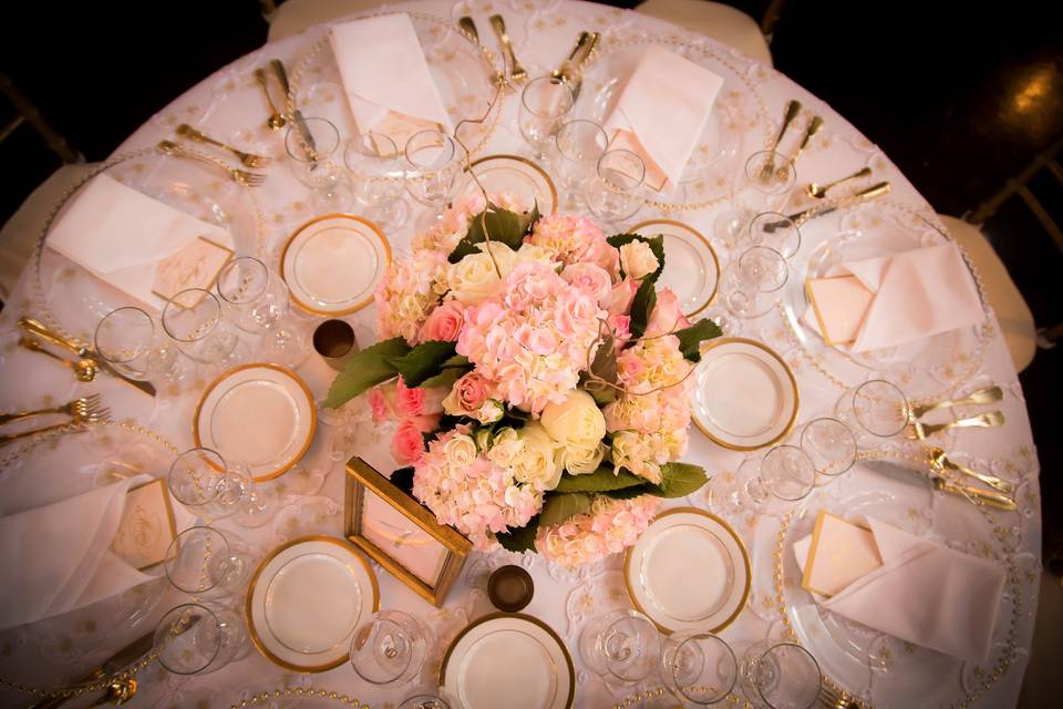 Round table place setting