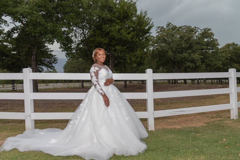Bridal pose with natural backdrop
