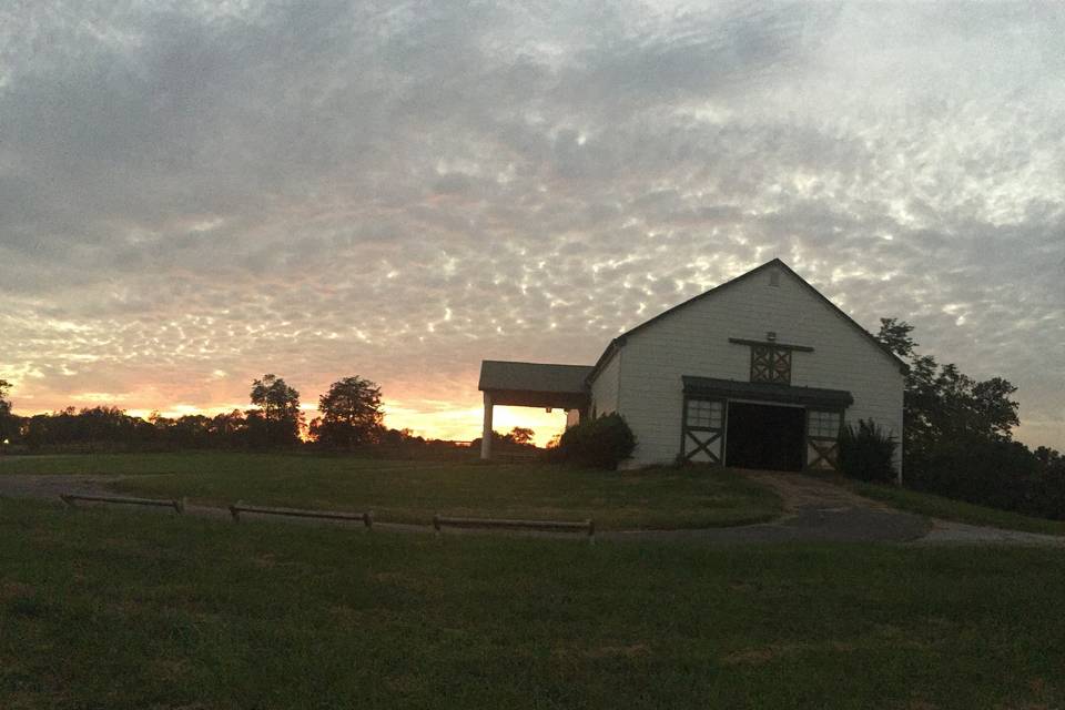 Sunset Barn Queenslake