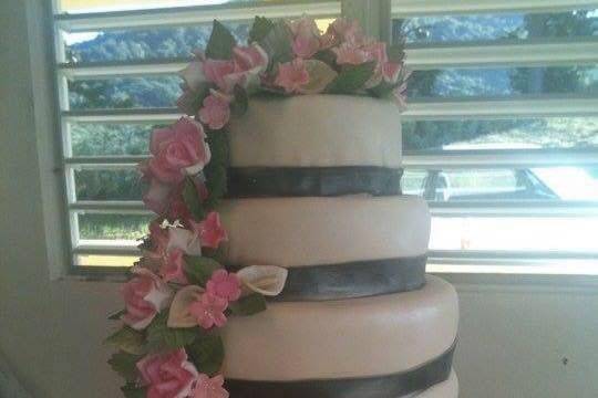 wedding cake in fondant with sugarpaste roses