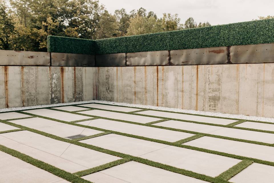 Patio with boxwood hedge