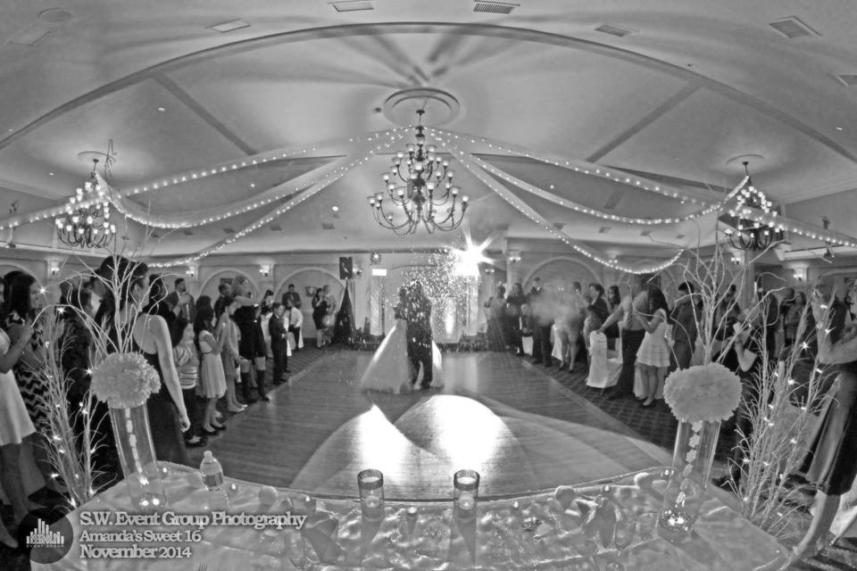 Elegant first dance - S.W. Event Group Photography