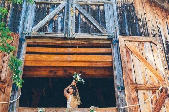 Bouquet toss from 2nd floor