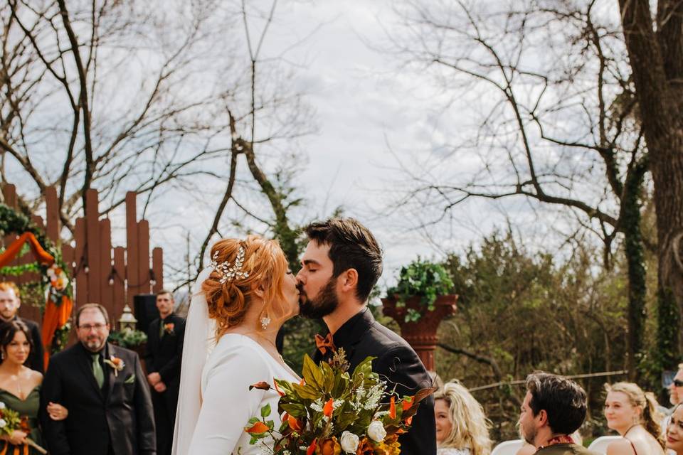 First kiss as married couple!