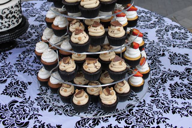 Custom Cakes, Wedding Cakes, Dessert Tables - Katie Cakes
