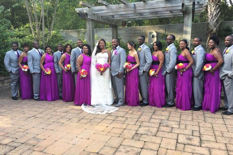 Couple with the bridesmaids and groomsmen