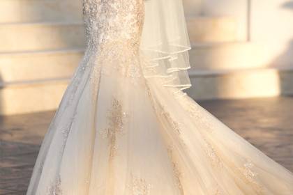 Sleeveless lace wedding dress