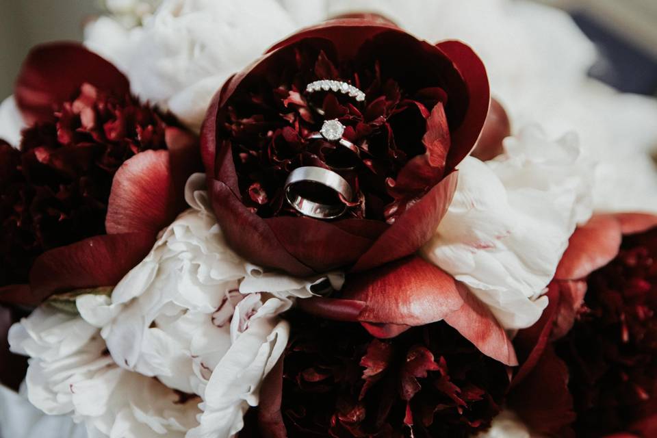 Wedding rings in the bouquet