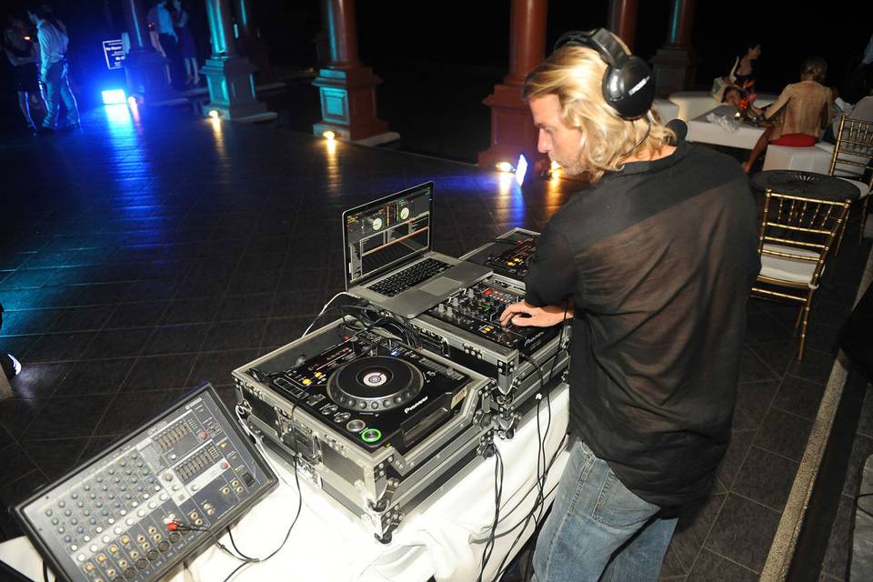 WDJCR [Wedding DJ Costa Rica]