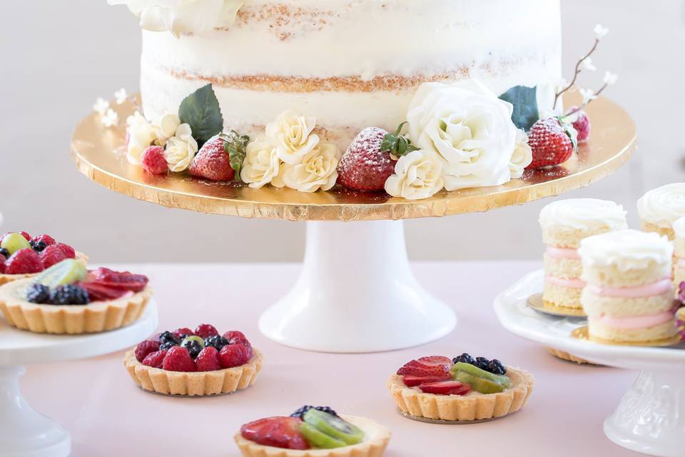 Naked cake design with fresh fruit and flowers