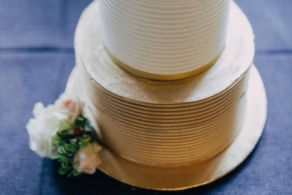 Wedding trend alert: gold wedding cakes