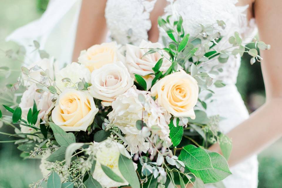 Neutral bridal bouquet