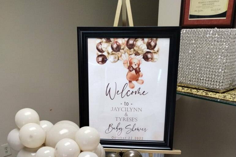 Welcome sign w/balloon garland