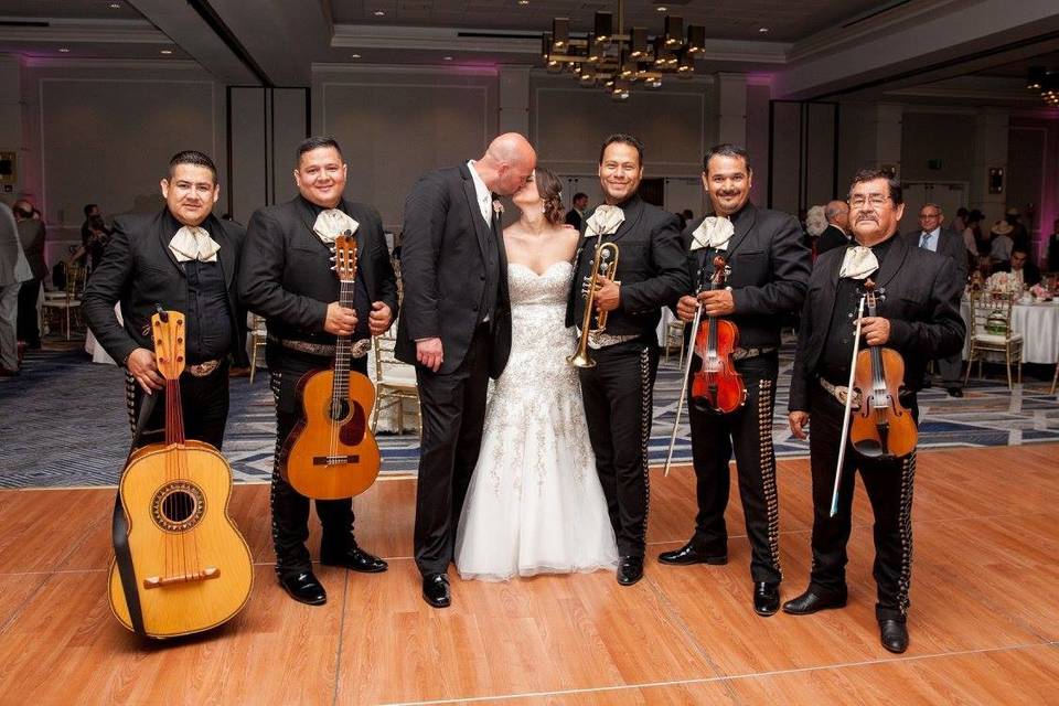 Mariachi Capitál - with the bride and groom