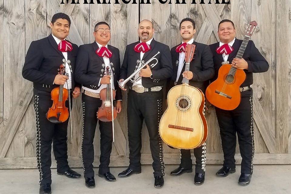 Mariachi Capitál - with the bride and groom
