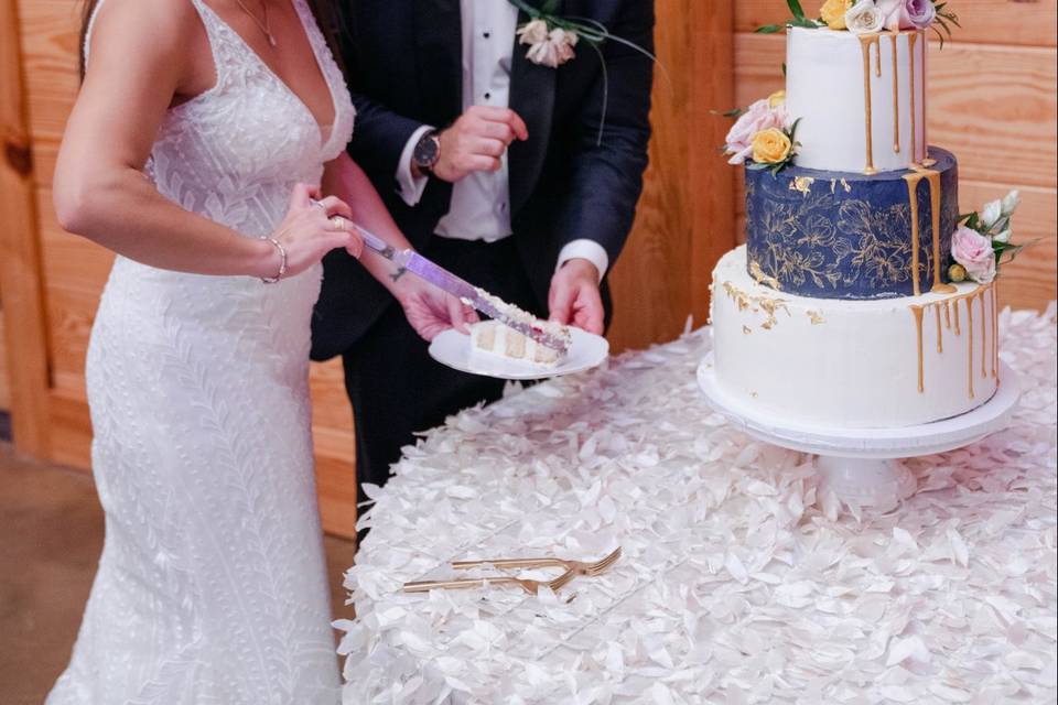 Couple enjoying cake