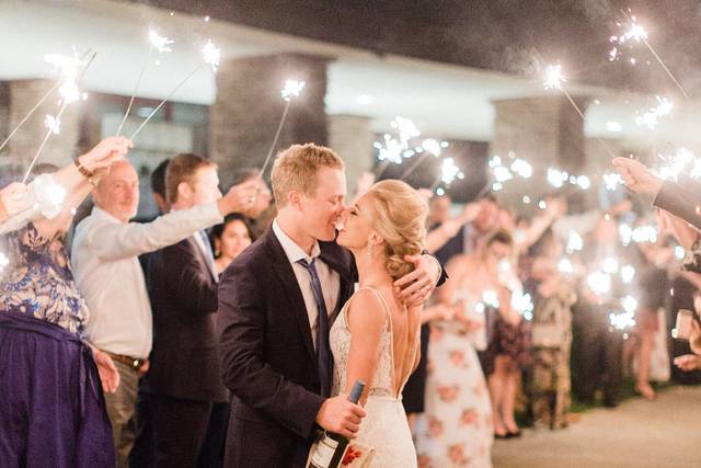 Newlyweds kissing | Photo Credit: Sisterlee Photography