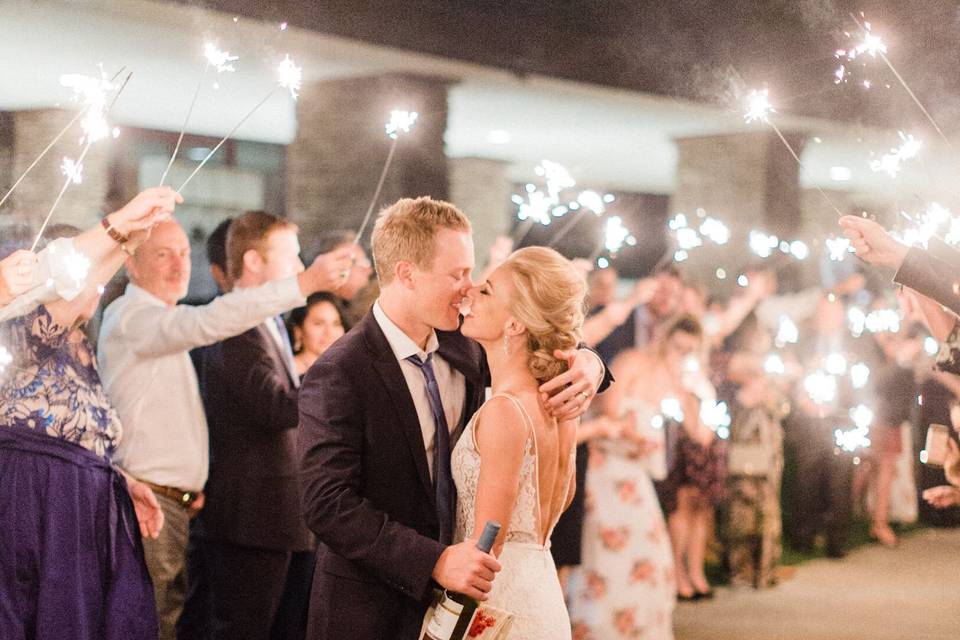 Newlyweds kissing | Photo Credit: Sisterlee Photography