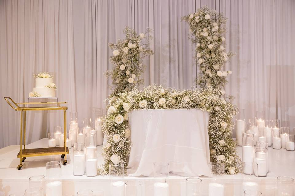 Modern sweetheart table