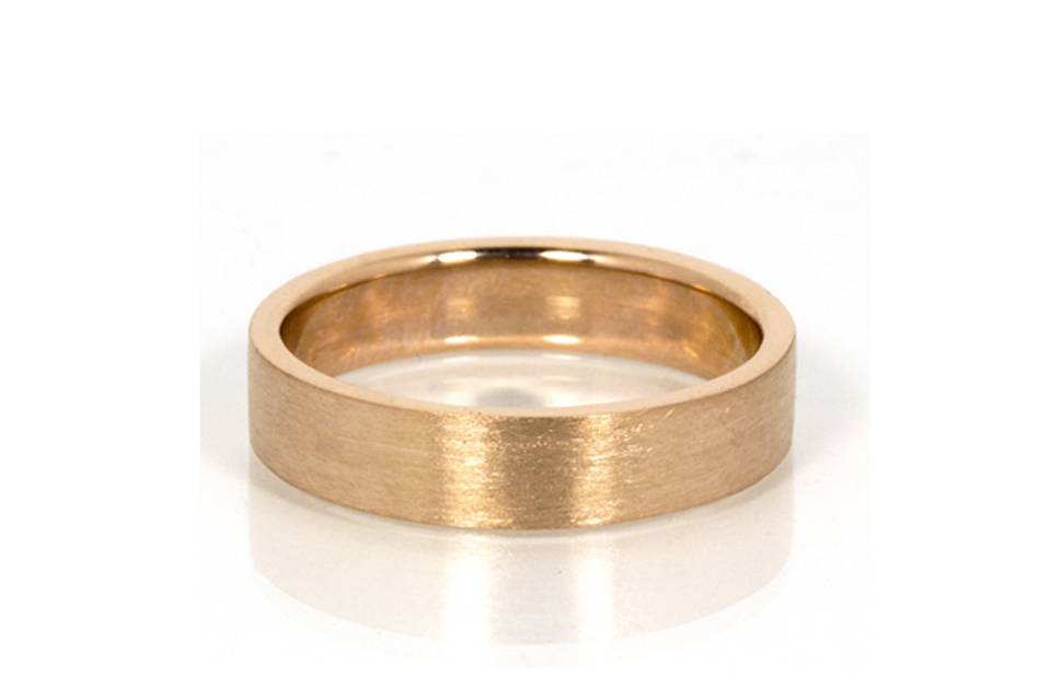 Simple gold ring