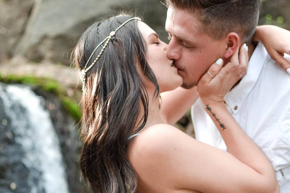 Kiss Madison & Wyatt Waterfall Wed