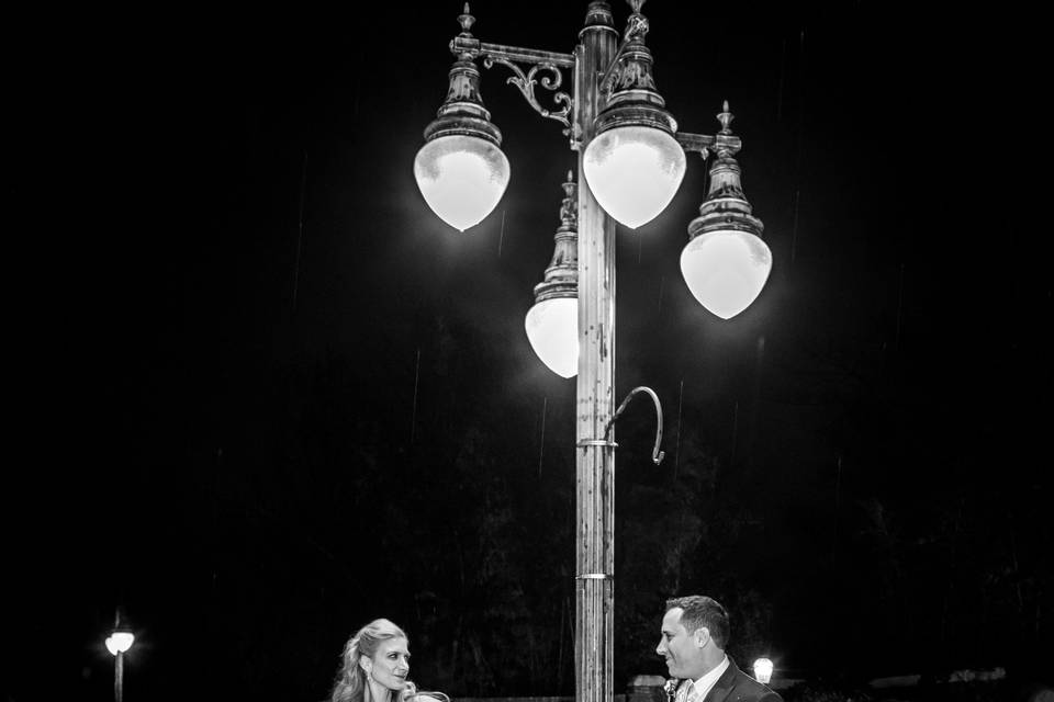Couple standing under a street light - Alexander Rivero