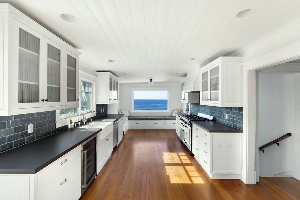 White and bright kitchen