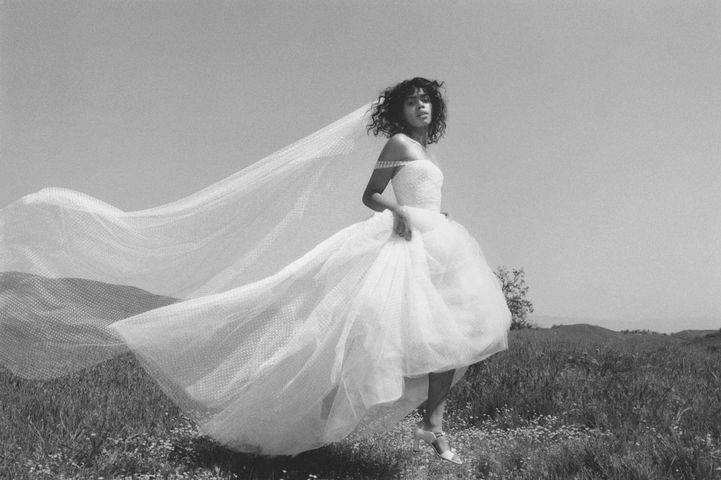 Flowing veil and endless tulle