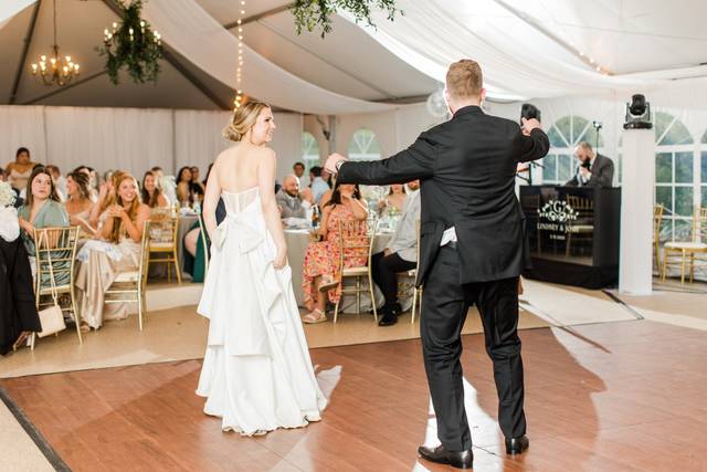 The DJ got us fallin' in love