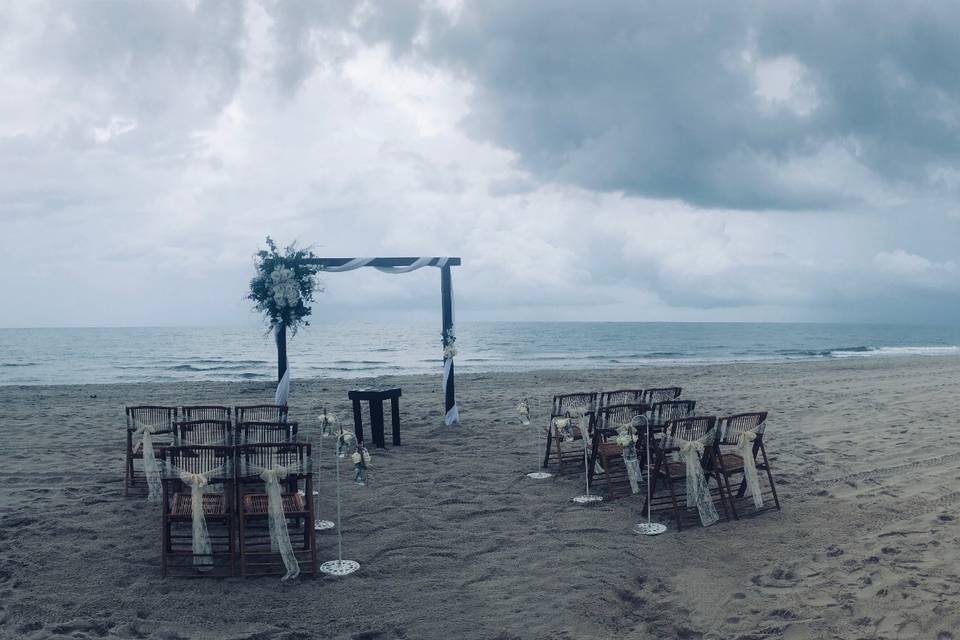 Pre-rain wedding on the beach