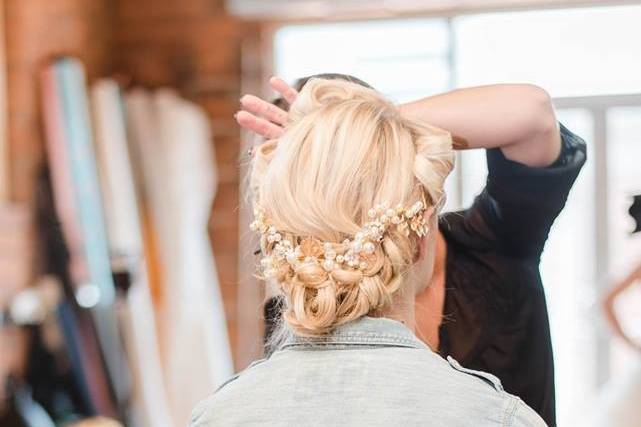 Styling the bride's hair