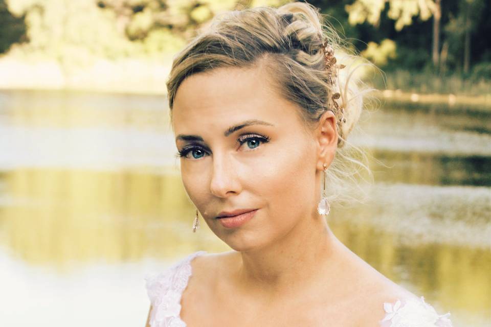 Beautiful bride by the lake - Blackmoonlilly Productions