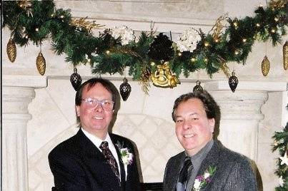 Groom and Best man in matching boutonnieres...