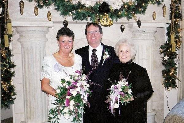 Mother of the groom with bouquet matching the bride's.