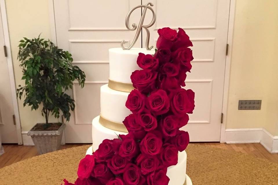 Red roses on the cake