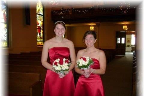 Red and whites are the holiday theme iof this wedding