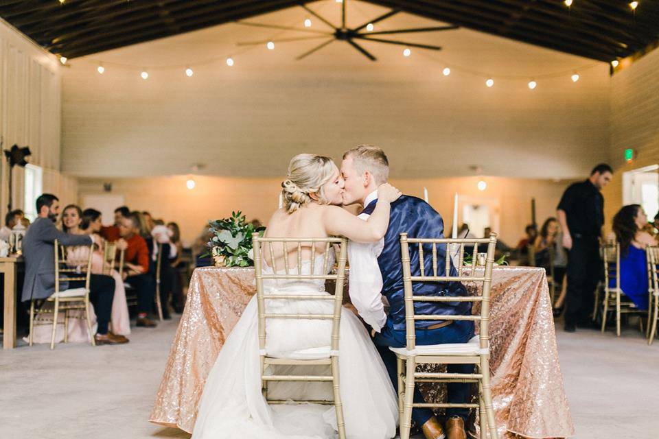 https://cdn0.weddingwire.com/vendor/976181/3_2/960/jpg/11-18-18-romantic-wedding-at-the-mulberry-a-chair-affair-gold-chiavari-chairs-sweetheart-table-kiss_51_181679.jpeg