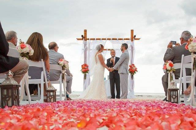 https://cdn0.weddingwire.com/vendor/976181/3_2/960/jpg/color-of-the-year-coral-colorful-wedding-on-the-beach-ceremony_51_181679.jpeg