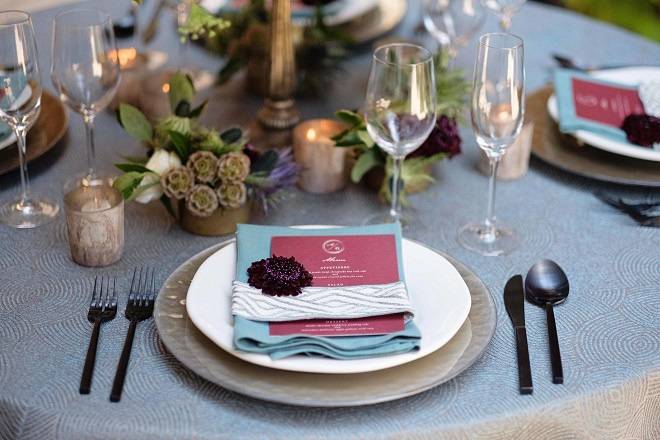 https://cdn0.weddingwire.com/vendor/976181/3_2/960/jpg/january-subtle-chic-bella-collina-black-flatware-_51_181679.jpeg