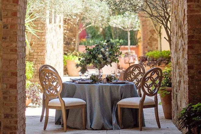 https://cdn0.weddingwire.com/vendor/976181/3_2/960/jpg/january-subtle-chic-bella-collina-josie-chair_51_181679.jpeg