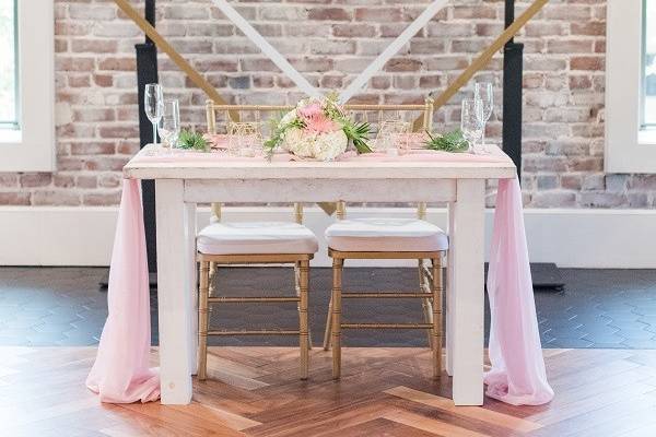 https://cdn0.weddingwire.com/vendor/976181/3_2/960/jpg/red-mesa-cantina-styled-shoot-a-chair-affair-farmhouse-table-chiavari-chairs_51_181679-1572831455.jpeg