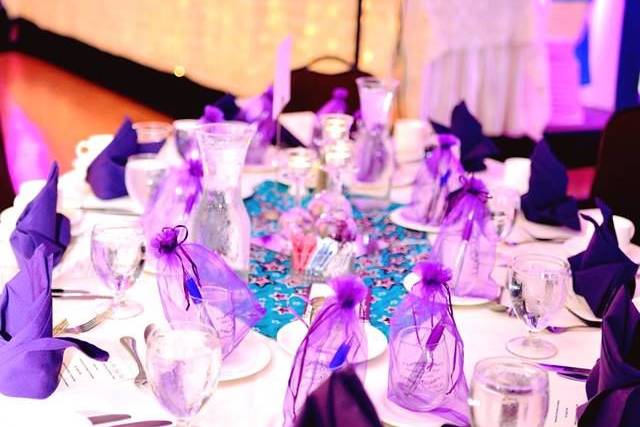 Table setup purple & Turquoise wedding