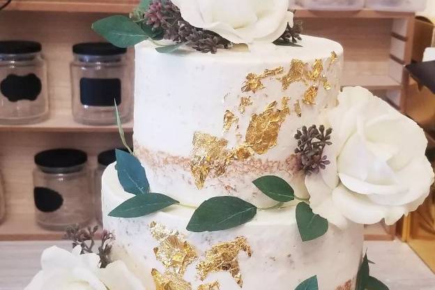 Extravagant garden-themed cake