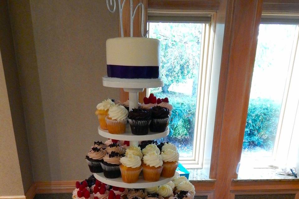 Jumbo Cupcakes and Small Cutting Cake with our Large Tree