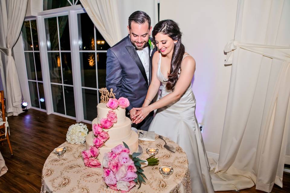 Cutting cake