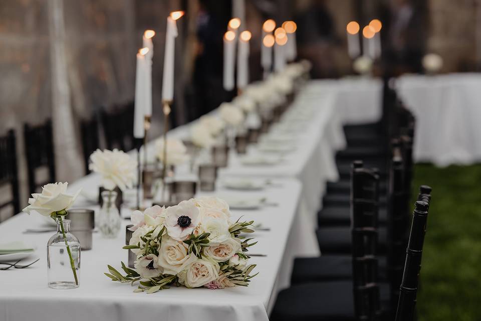 Simple white and black dinner
