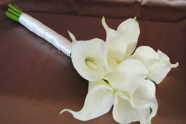A timeless and elegant cream calla lily bouquet, perfect for all of your bridesmaids. Bouquets are hand-tied with pearl or crystal accents and ivory ribbon. This beautiful bouquet contains nine real-touch calla lilies, and coordinates wonderfully with the matching white rose and red calla lily bridal bouquet and matching calla lily boutonniere. A coordinating tossing bouquet can also be made to order.
Ribbon color or flower selection can be customized upon request. These bouquets are much more durable than traditional florist bouquets, and won't wilt or fade over the course of your wedding. They are also more affordable, and make great keepsakes! Keep your wedding bouquet for the rest of your life!
Bouquets come carefully packaged to ensure no damage during shipping. Convo me with any questions or requests.