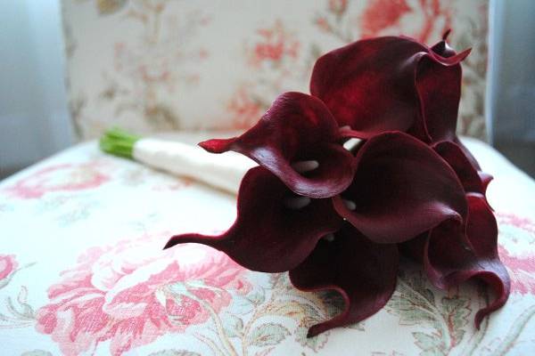 A lovely deep red calla lily bouquet, perfect for all of your bridesmaids. Bouquets are hand-tied with pearl or crystal accents and ivory ribbon. This beautiful bouquet contains nine real-touch calla lilies, and coordinates wonderfully with the matching white rose and red calla lily bridal bouquet and matching calla lily boutonniere. A coordinating tossing bouquet can also be made to order.
Ribbon color or flower selection can be customized upon request. These bouquets are much more durable than traditional florist bouquets, and won't wilt or fade over the course of your wedding. They are also more affordable, and make great keepsakes! Keep your wedding bouquet for the rest of your life!
Bouquets come carefully packaged to ensure no damage during shipping. Convo me with any questions or requests.