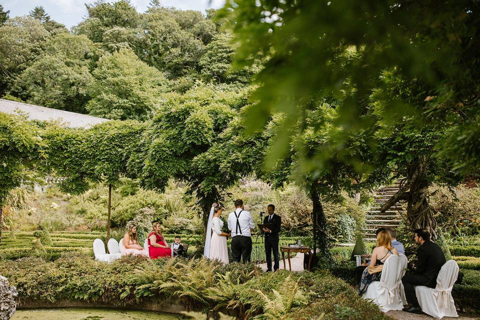 Intimate wedding in the garden