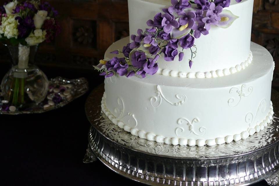 Pretty purple sugar sweetpeas on buttercream at The Arbors